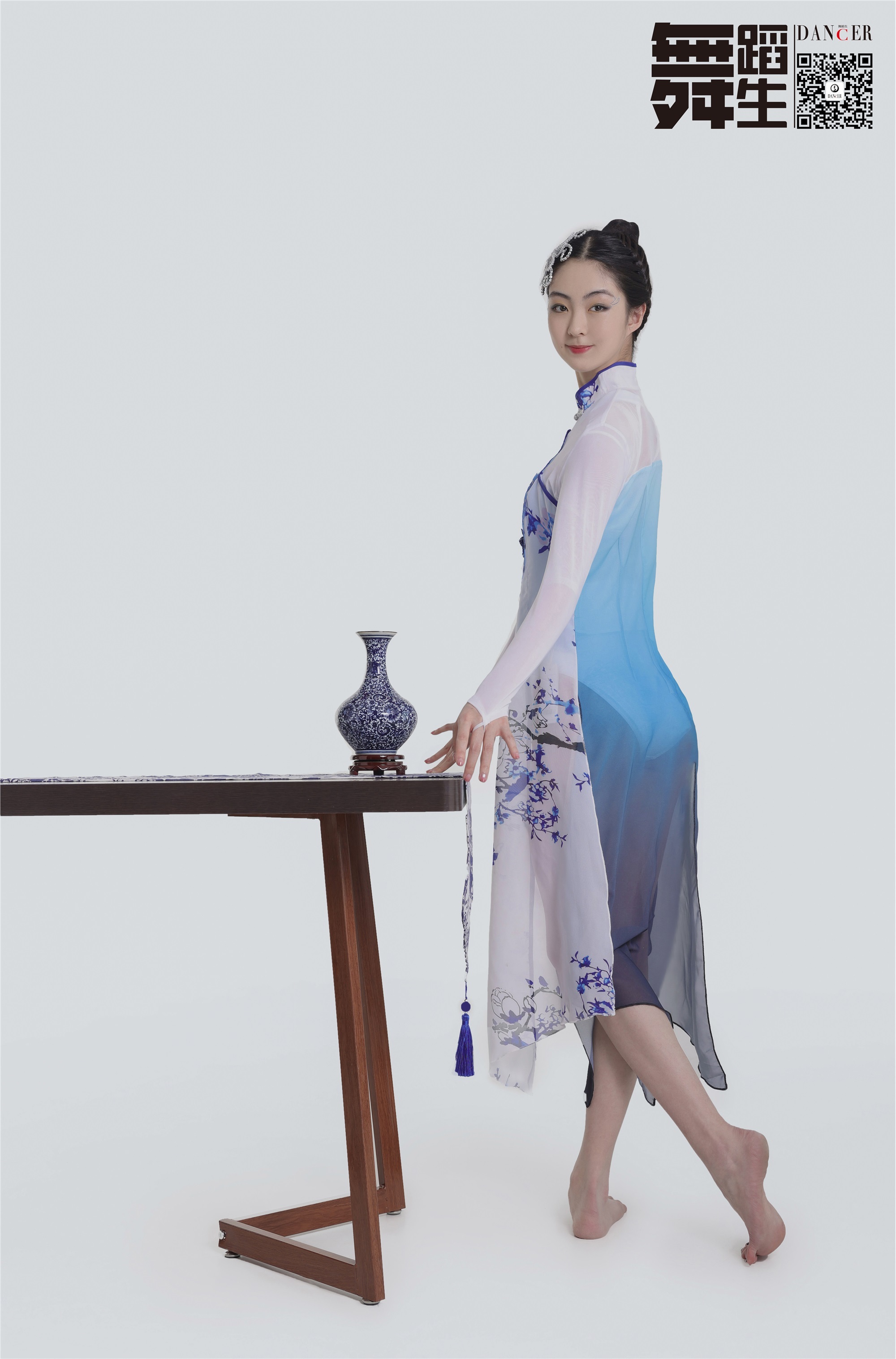 GALLI GALLI Dance Diary 104 - Blue and white porcelain Han Yutong